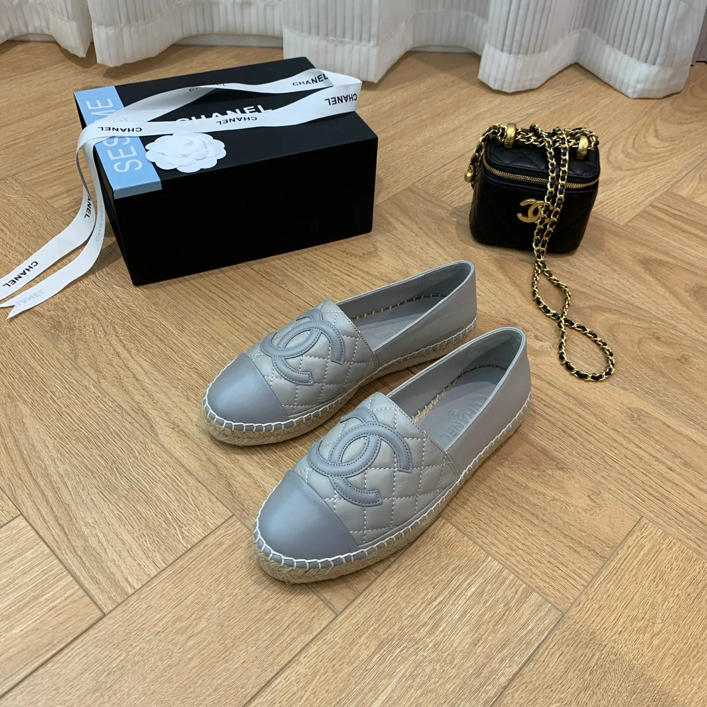👟👟Ex-factory price 480👟👟 👑New colors are coming ✌️The new version of Chanel fisherman shoes is coming❗️Delivered in a complete set of top-notch packaging. The quality of my fisherman shoes has not been introduced much, everyone who has tried it knows it! The original customized upper, and my outsole is the original translucent outsole, the opaque outsole is the wrong version, full set of authentic packaging ❗️ size: 35-40, running price